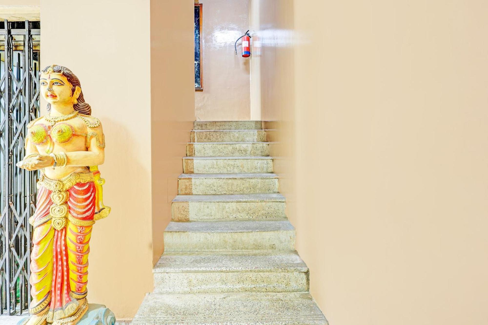 Super Hotel O Besant Road Vijayawada Exterior photo